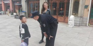 小孩街头不慎迷路 民警贴心护送回家