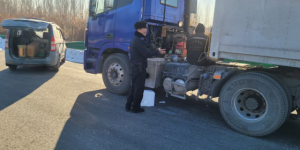 暖心护航平安路：南岗分局长江路公安检查站民警快速处置货车爆胎险情