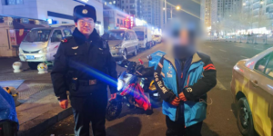 南岗公安分局民警巡逻中暖心守护救助倒地骑手 传递城市温情