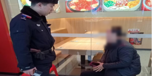 南岗公安分局民警巡逻中紧急救助突发疾病群众 警医联动守护生命安全