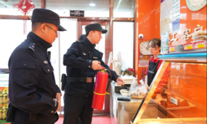 冰城公安护游警务 守护游客打卡五国城