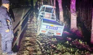 车辆误入沟渠 民警助其回家