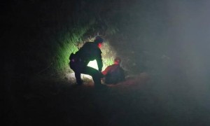 深夜水沟传来“救命”声  民警巡逻发现巧处理