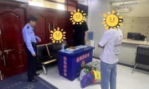 艾草香里话平安 冰城民警街头传递警民情