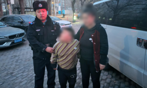 男孩街头走失哭泣 保健派出所民警巡逻中暖心相助寻家人