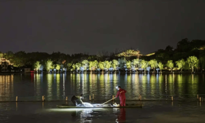 杭州回应“西湖连续一周撒7吨漂白粉”